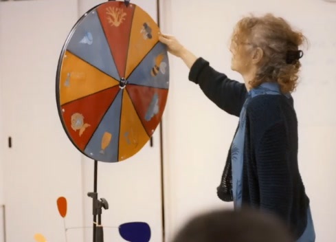 Elisabetta fait tourner sa roue pédagogique colorée pendant un atelier.